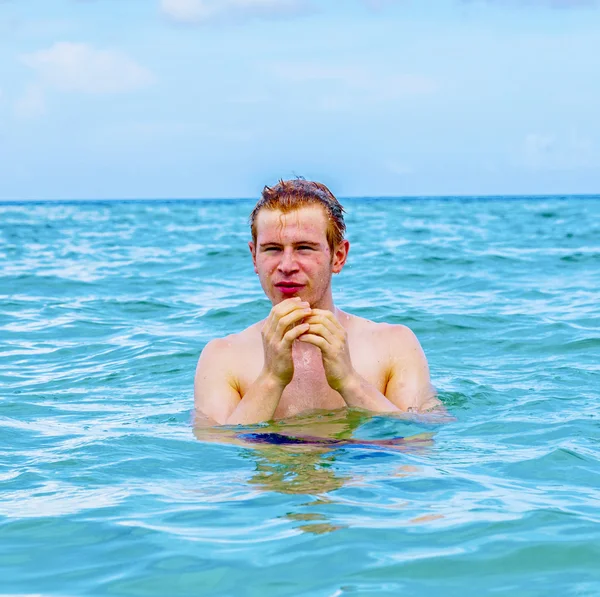 Jongen springt uit het water — Stockfoto