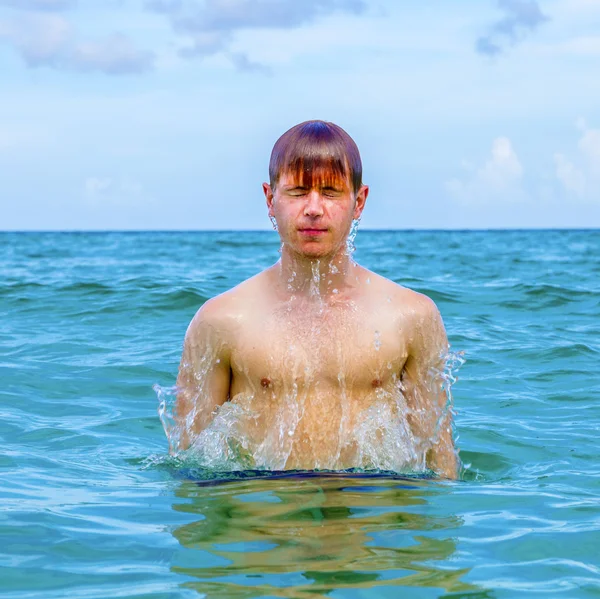 Fiú ugrik a vízbe — Stock Fotó