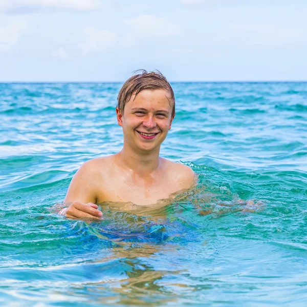 Jongen geniet de Oceaan — Stockfoto