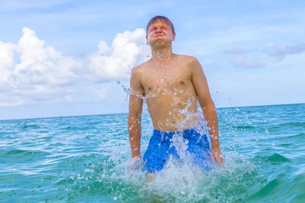 Jongen springt uit het water — Stockfoto