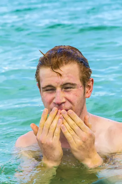 Tizenéves fiú tisztítja a szemét a Sósvízi — Stock Fotó