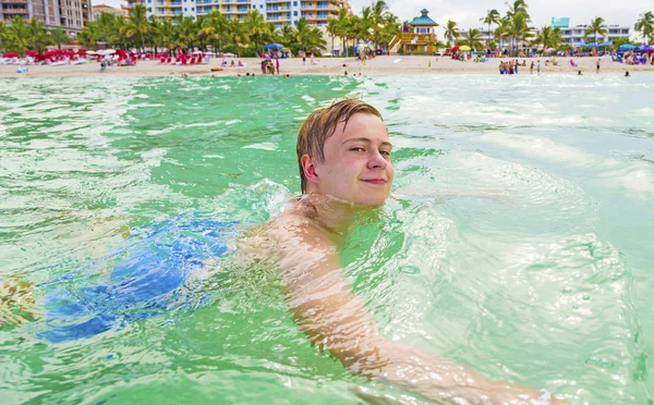 Tonårspojke har simning i havet — Stockfoto