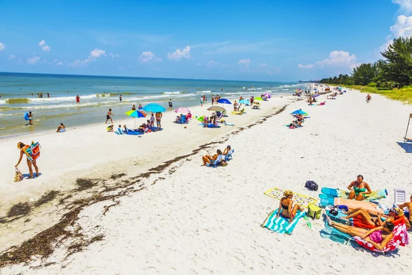 Menschen genießen den schönen weißen Strand an der Seebrücke von Neapel — Stockfoto