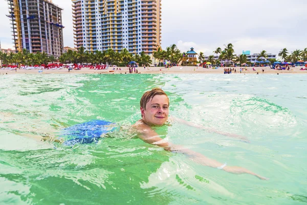 Adolescente ragazzo gode di nuotare nell'oceano — Foto Stock