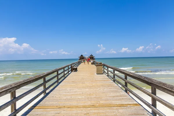 's middags op Napels pier op beach golf van mexico — Stockfoto