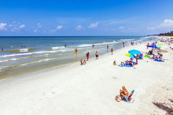 Mensen genieten van het mooie witte strand van Napels pier — Stockfoto