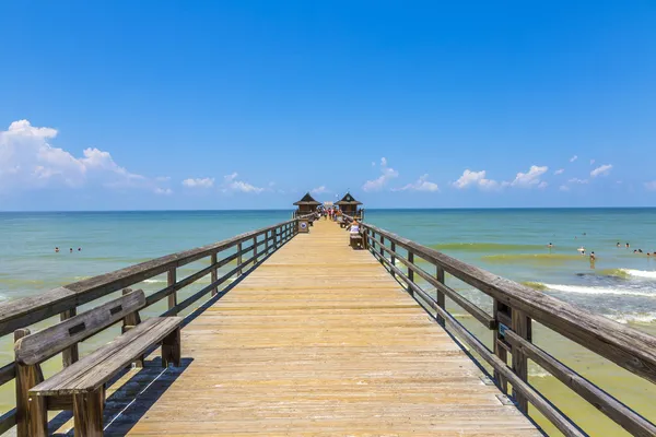 Mezzogiorno al molo di Napoli sulla spiaggia Golf del Messico, Florida — Foto Stock