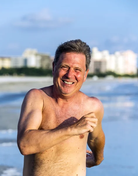 Mann joggt gern am Strand entlang — Stockfoto