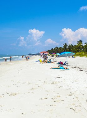 insanlar Napoli iskele güzel beyaz plaj keyfini çıkarın.