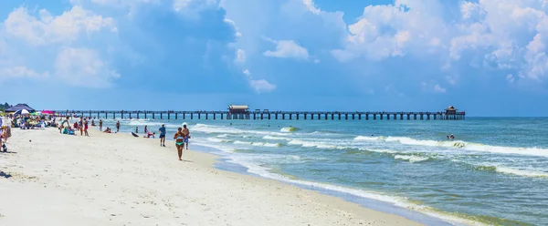 Les gens profitent de la belle plage de sable blanc à Naples Pier — Photo