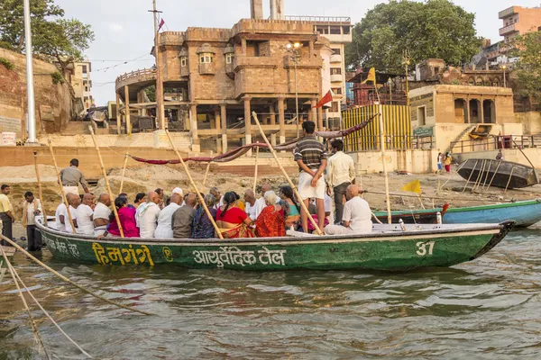 Lidé přes Ganga trajektem — Stock fotografie