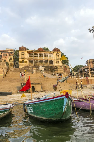 People cross the ganges by ferry — Stock Photo, Image