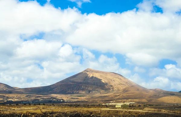 Vista al viejo volcán cerca de arrecife — Foto de Stock