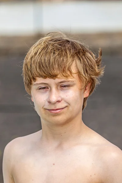 Voeten van jongen loopt langs het strand — Stockfoto