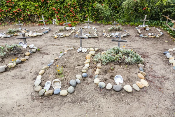 Begraafplaats van carmel missie met graven van Indianen ingericht wit — Stockfoto