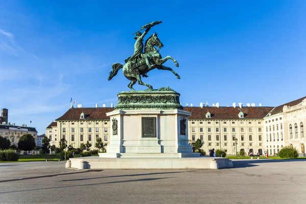 Nohy chlapce podél pláže — Stock fotografie