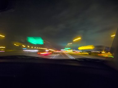 karayolu üzerinde gece, yağmur, trafik göre görüntüle