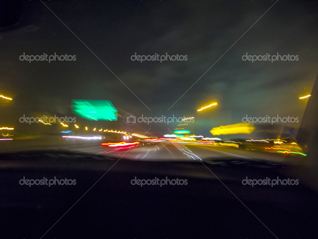 Vista de noite e chuva no trânsito na estrada — Foto © Hackman #34778307, image size:1024x768