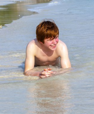 sevimli çocuk sahilde yer alır.