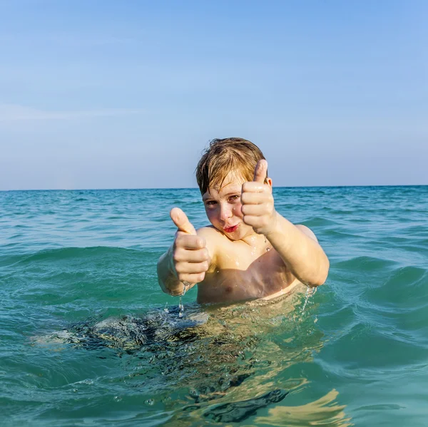 Jongen geniet van de Oceaan en duimen verschijnt — Stockfoto