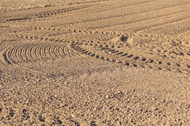 lastik izleri olan taze sürülmüş alana