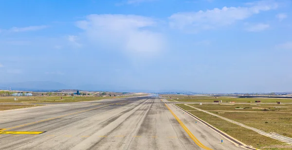 Weergave van de landingsbaan op de luchthaven van madrid — Stockfoto