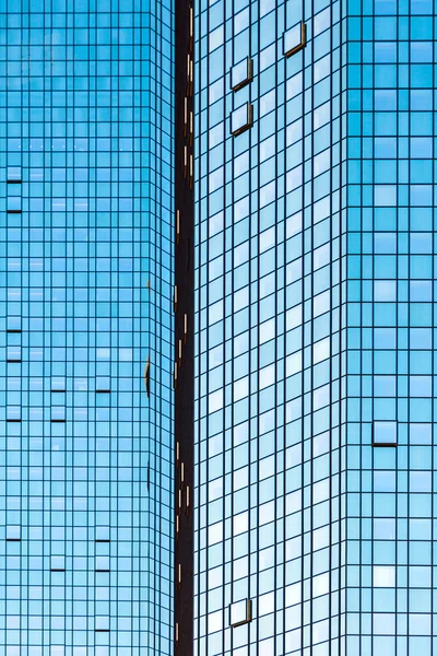 Facade of skyscraper with sun reflections — Stock Photo, Image