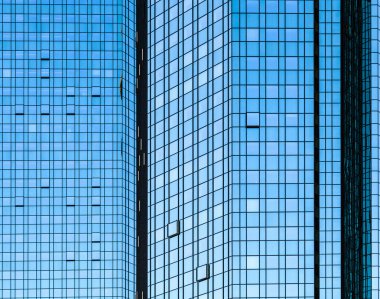 Güneş yansımaları ile gökdelenin cephe