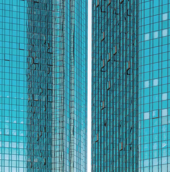 Facade of skyscraper with sun reflections — Stock Photo, Image