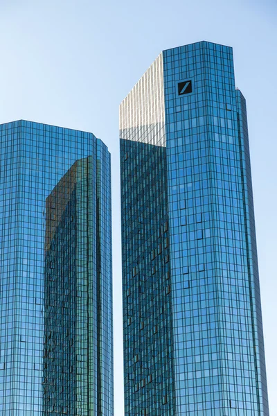 Facade of high twin towers Deutsche Bank I and II — Stock Photo, Image