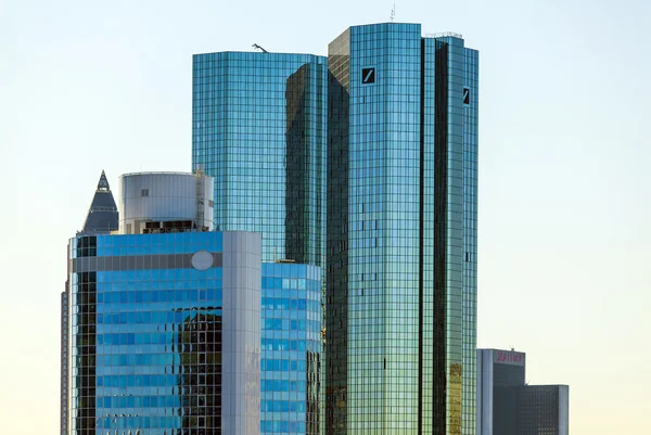 Skyline mit den 155 Meter hohen Zwillingstürmen der Deutschen Bank i und — Stockfoto