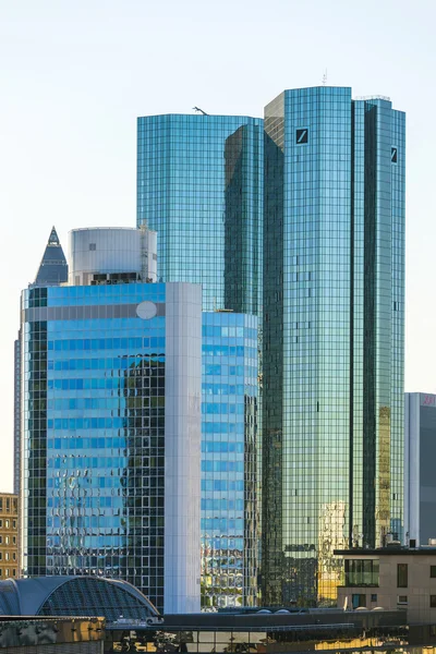 Skyline with the 155 meter high twin towers Deutsche Bank I and — Stock Photo, Image