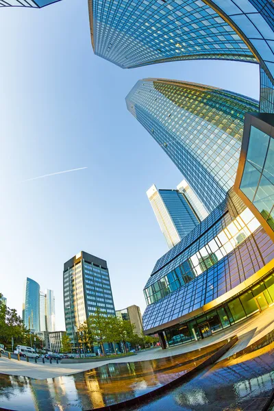 Wolkenkratzer in Frankfurt aus der Perspektive — Stockfoto