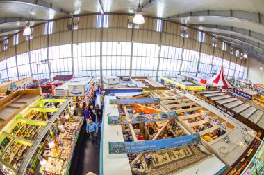 insanlar kleinmarkthalle alışveriş keyfini çıkarın.