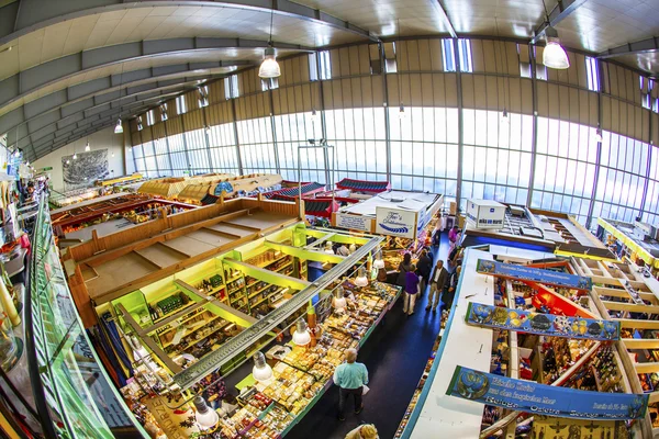 People enjoy shopping in the Kleinmarkthalle — Stock Photo, Image