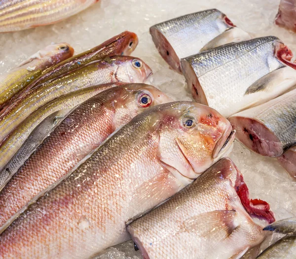 Pescados frescos enteros ofrecidos en el mercado de pescado en Asia — Foto de Stock