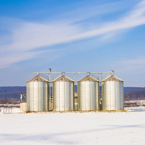 Paesaggio con silo e neve acro bianco con cielo blu — Foto Stock