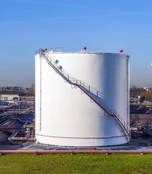 Witte tanks in tankboerderij met blauwe lucht — Stockfoto