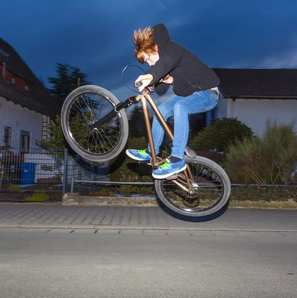 Junge mit Dirtbike fliegt in die Luft — Stockfoto