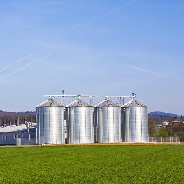 Silo dalam pemandangan yang indah di bawah sinar matahari — Stok Foto