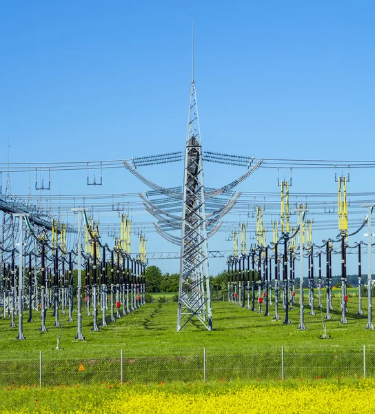 Elektrárna na pestrobarevné louce — Stock fotografie