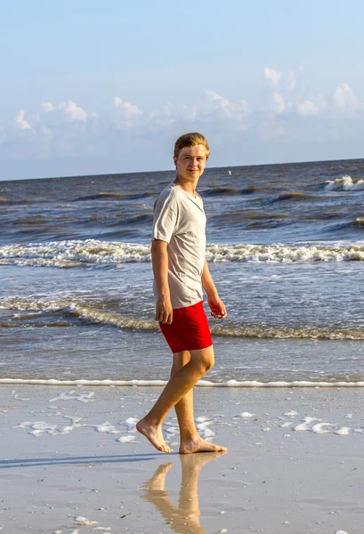 Teenager joggt gern am Strand entlang — Stockfoto