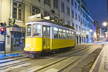 Lizbon gece, ünlü tramvay, tarihi tramvay çalıştırma