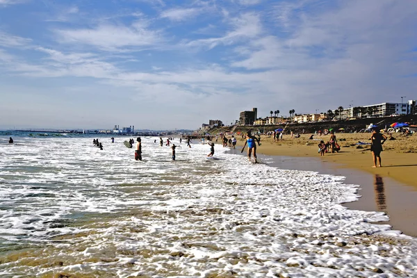 La gente disfruta de la tarde en la playa de Redondo — Foto de Stock