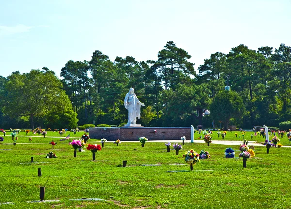 Amerikanska kyrkogården med blommor vid gravarna — Stockfoto