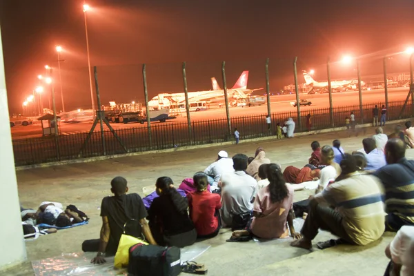Ludzie czekają na następny lot — Zdjęcie stockowe