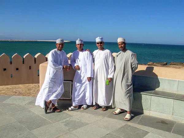 Dumą Emiraty ludzie mężczyzna stanowią w Cytadeli sur — Zdjęcie stockowe