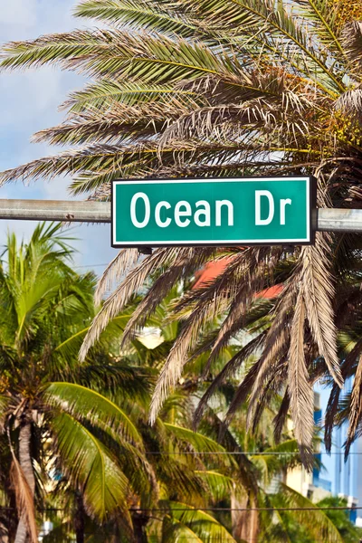 Panneau de promenade de l'océan à South Beach, la célèbre rue art déco à M — Photo