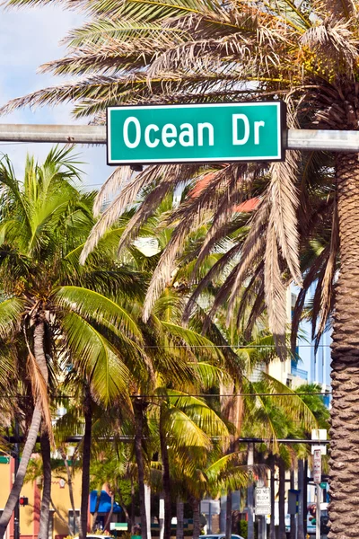 Vista a mezzogiorno presso Ocean Drive a Miami Beach con Art Deco architec — Foto Stock