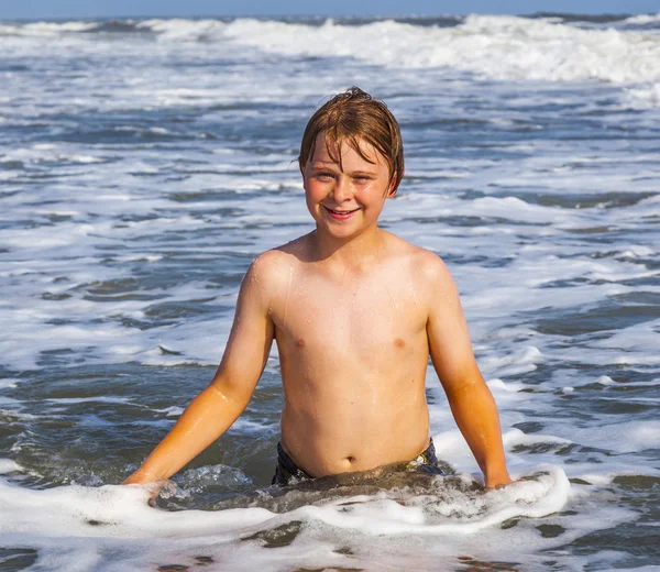 Niños disfrutando del hermoso océano y la playa —  Fotos de Stock